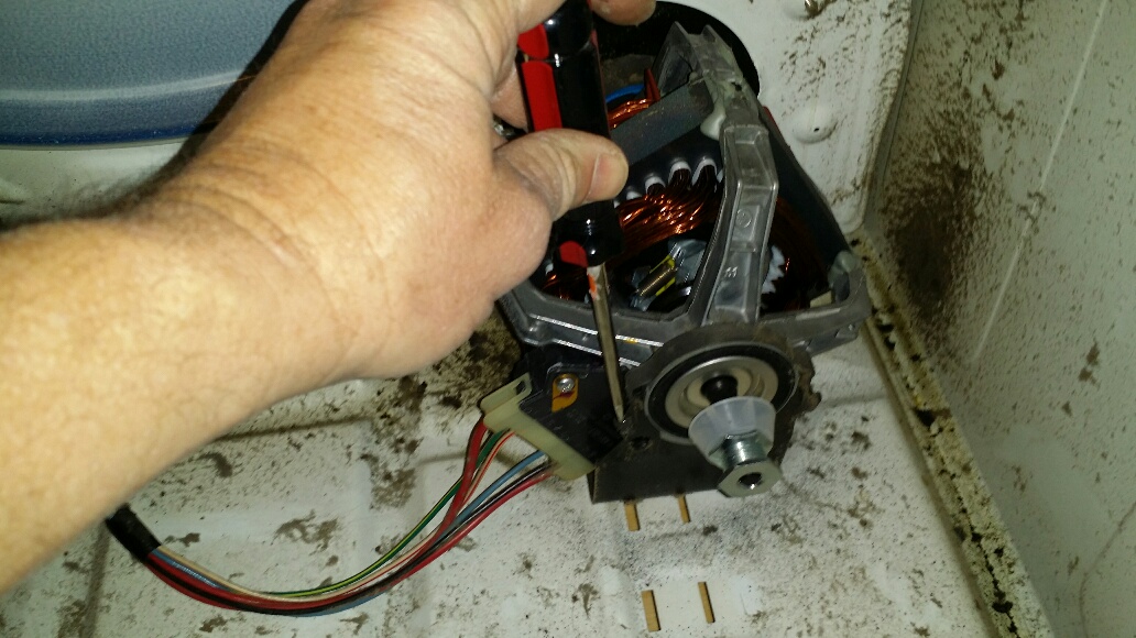 New Motor in Place and Front Retaining Clip Installation - Click to Zoom New Motor in Place and Front Retaining Clip Installation